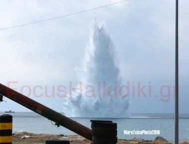 Νέα Μουδανιά: Βίντεο και φωτογραφίες από την εξουδετέρωση νάρκης βυθού του Β΄ΠΠ